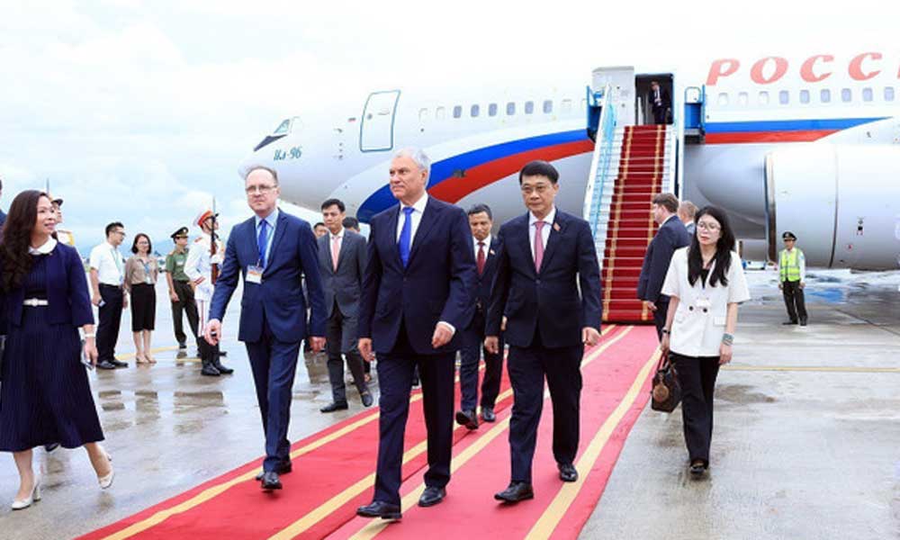 Russian State Duma Chairman arrives in Hanoi, beginning official visit to Vietnam
